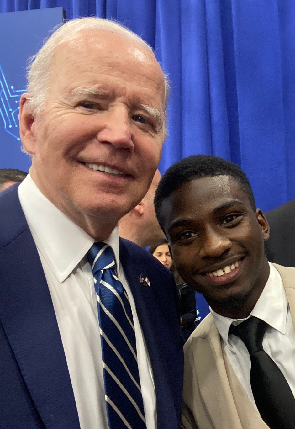 President Biden (left) took a selfie with OCC student Juhudi Boazi (right).